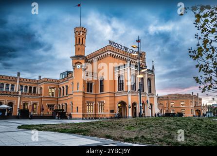 Belle vue sur la gare de Wroclaw mettant en valeur son architecture historique sous un ciel nocturne spectaculaire. Le bâtiment emblématique est un point de repère dans le Banque D'Images