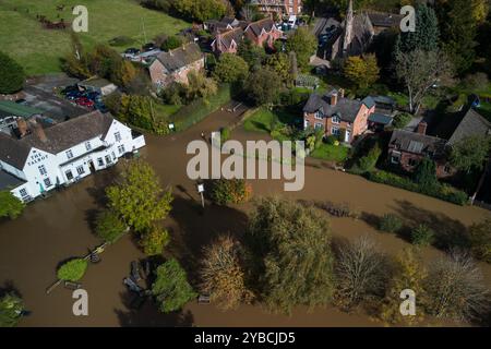 Knightwick, Worcestershire, 18 octobre 2024. Le petit hameau de Knightwick a été complètement coupé après que la rivière Teme a éclaté ses rives tard dans la soirée de jeudi. Les eaux de crue abondent à la porte du pub Talbot. D'autres propriétés sont surélevées que la ligne d'eau, mais les résidents ne peuvent pas partir en raison de l'eau de 3 pieds de profondeur. Crédit : BNM/Alamy Live News Banque D'Images