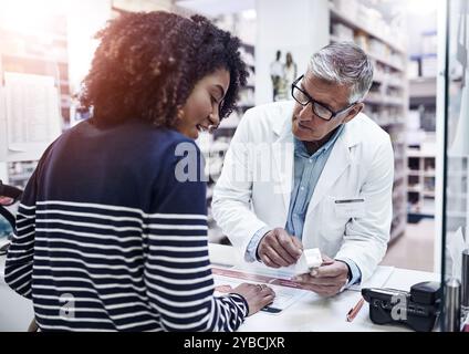 Femme noire shopping, médecine ou pharmacien senior en pharmacie pour des pilules ou des conseils de soins de santé au détail. Confiance, produit ou mature médecin aidant un Banque D'Images