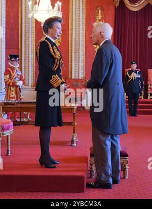Le professeur Sir Philip Bobbitt, professeur Herbert Wechsler de jurisprudence, faculté de droit de l'Université de Colombie, est nommé Chevalier Commandeur de l'Empire britannique par la princesse royale au palais de Buckingham, à Londres. Cet honneur récompense les services rendus aux relations entre le Royaume-Uni et les États-Unis et à la vie publique. Date de la photo : vendredi 18 octobre 2024. Banque D'Images