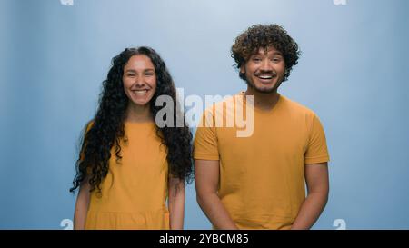 Portrait studio famille indienne arabe heureux couple souriant hispanique rire homme femme sourire rire insouciant joyeux positif regardant l'appareil photo amusant Banque D'Images