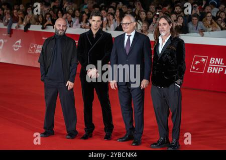 Rome, Italie - 16 octobre 2024 : (de gauche à droite) Giuliano Sangiorgi, Achille Lauro, Roberto Gualtieri et Manuel Agnelli assistent au tapis rouge "Berlinguer - la grande ambition" lors du 19ème Festival du film de Rome à l'Auditorium Parco Della Musica. Banque D'Images