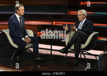 Markus Lanz Li. mit Norbert Röttgen 10/24 Her Markus Lanz Li. Und Norbert Röttgen Am 17. Oktober 2024 in Markus Lanz , ZDF TV Fernsehen Talkshow Talk Show Deutschland deutsche deutscher Mann Männer Politik Politiker CDU Außenpolitiker Italien Italienisch Italienischer Italienisch-deutscher Moderator Fotografie Fotograf journaliste journaliste auteur animateur présentateur germano-italien photographe politicien allemand quer ganz freistellbar sitzend sprechend zuhörend gestikulierend *** Markus Lanli 24 avec Norbert Röttgen Banque D'Images