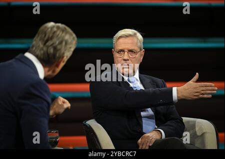 Markus Lanz Li. mit Norbert Röttgen 10/24 Her Markus Lanz Li. Und Norbert Röttgen Am 17. Oktober 2024 in Markus Lanz , ZDF TV Fernsehen Talkshow Talk Show Deutschland deutsche deutscher Mann Männer Politik Politiker CDU Außenpolitiker Italien Italienisch Italienischer Italienisch-deutscher modérateur Fotografie Fotograf journaliste journaliste auteur animateur présentateur germano-italien photographe politicien allemand quer halb sitzend sprechend zuhörend gestikulierend *** Markus Lanz avec Norbert Röttgen 24 Röttgen Banque D'Images