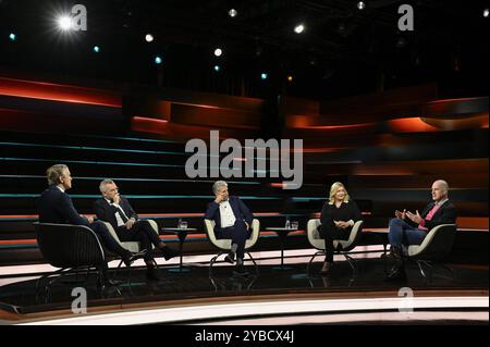 Talkrunde BEI Markus Lanz , ZDF 10/24 Her Markus Lanz, Michael Roth, Boris Palmer, Eva Quadbeck und Christian Mölling v. Li. AM 15. Oktober 2024 in Markus Lanz , ZDF TV Fernsehen Talkshow Talk Show Deutschland deutsche deutscher Mann Frau Männer Politik Politiker SPD Politologe parteilos parteiloser Grüne Grünen Journalistin Redaktionsnetzwerk Verteidigungsexperte Sicherheitsexperte Politikwissenschaftler Militärexperte Deutsche Gesellschaft für Auswärtige Politik DGAP Italien Italien Italienischer Italienischer italienischer Fograftogrator Banque D'Images