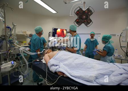 Manosque, France. 24 décembre 2019. Un homme dans un état très critique est opéré dans une salle d’opération de l’hôpital Louis Raffalli de Manosque, dans le sud-est de la France. L’hôpital de Manosque est extrêmement fréquenté car la ville est entourée de villages sans hôpitaux. Le service des urgences et son personnel soignent annuellement environ 35 000 patients Banque D'Images