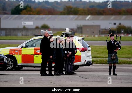 Les membres de la famille et le dirigeant par intérim de l'ALBA, Kenny MacAskill (à gauche), saluent le cercueil de l'ancien premier ministre d'Écosse Alex Salmond à l'aéroport d'Aberdeen, alors qu'il est rapatrié au Royaume-Uni après son décès samedi après-midi à l'Institute for Cultural Diplomacy Forum dans la ville balnéaire d'Ohrid en Macédoine du Nord. Date de la photo : vendredi 18 octobre 2024. Banque D'Images