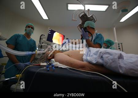 Manosque, France. 24 décembre 2019. Un homme dans un état très critique est opéré dans une salle d’opération de l’hôpital Louis Raffalli de Manosque, dans le sud-est de la France. L’hôpital de Manosque est extrêmement fréquenté car la ville est entourée de villages sans hôpitaux. Le service des urgences et son personnel soignent annuellement environ 35 000 patients Banque D'Images