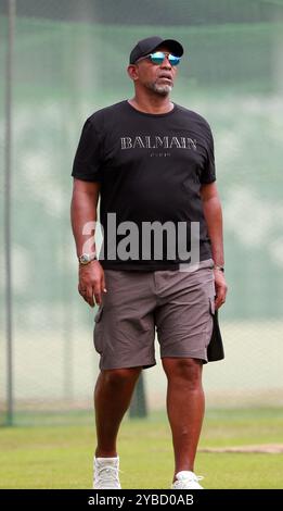 Le Bangladesh Cricket Board (BCB) a nommé l’ancien batteur des Antilles Phil Simmons entraîneur-chef de l’équipe nationale masculine de cricket qui est arrivée Banque D'Images