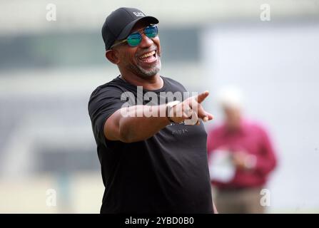 Le Bangladesh Cricket Board (BCB) a nommé l’ancien batteur des Antilles Phil Simmons entraîneur-chef de l’équipe nationale masculine de cricket qui est arrivée Banque D'Images