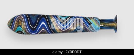 Gold Band Alabastron, 100 B.C.-A.D. 100. Informations supplémentaires : bandes irrégulières de serpent en verre coloré à travers la surface de ce navire haut et élégant. Les opulentes bandes d'or sont en fait des feuilles d'or prises en sandwich entre des couches de verre incolore. Le verre de bande d'or était un article de luxe et cet alabastron, ou flacon de parfum, aurait été la propriété d'une femme romaine prospère. Banque D'Images