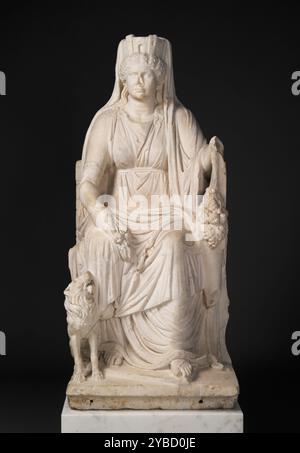 Statue d'un Cybèle assis avec la tête Portrait de sa prêtresse, vers A.D. 50. Informations supplémentaires : cette grande statue d'une femme assise représente Cybèle, la déesse mère, avec beaucoup de ses attributs, chacun signifiant un rôle différent. Elle porte une couronne en forme de mur en hauteur, symbole de son rôle de protectrice des villes. Sa main droite tient un bouquet de têtes de blé et de pavot, symbole de son rôle de déesse de l'agriculture. Son attribut le plus célèbre, le lion, est assis à ses pieds, symbolisant son pouvoir sur les animaux sauvages. Sous son bras gauche, elle tient des symboles supplémentaires : le gouvernail et le Banque D'Images