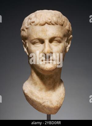 Portrait tête de Caligula, A.D. 37-41. Informations supplémentaires : L'empereur romain Gaius, plus communément connu sous son surnom Caligula, a régné de 37 à 41 et a été extrêmement impopulaire. En fait, après son assassinat, presque tous les portraits de lui ont été détruits. Banque D'Images