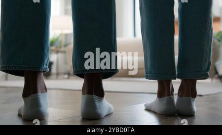 Couple afro-américain marié homme femme viennent dans le salon confortable assis sur le canapé se détendre marcher à la maison se reposer profitant du nouvel appartement immobilier Banque D'Images