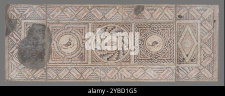 Sol en mosaïque avec des animaux (7), environ A.D. 400. Informations supplémentaires : des motifs élaborés entourent les médaillons centraux de cette mosaïque, qui représentent des oiseaux picotant au feuillage et un lièvre mangeant des raisins. Quatre pièces de bordure supplémentaires décorées de motifs géométriques (70.AH.96.2-.5) encadraient à l'origine ce panneau de la mosaïque. Fouillée en 1938 juste à l'est de l'ancienne ville d'Antioche (aujourd'hui Antakya, Turquie), la mosaïque décorait le sol de l'entrée du frigidarium (salle d'eau froide) d'un bain public. Le bâtiment a également été utilisé comme lieu de rassemblement et de divertissement. Bien que le bain Banque D'Images