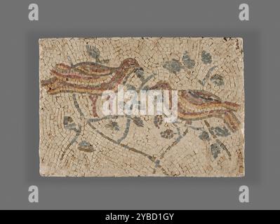 Fragment d'une mosaïque avec des oiseaux, 3ème ou 4ème siècle A.D. informations supplémentaires : ce fragment de mosaïque représente deux oiseaux perchés dans des branches. Les branches sont composées de tesselles bleu-gris ; les oiseaux sont faits de tesselles rouges, jaunes, roses, vert olive, gris foncé et noires. Banque D'Images