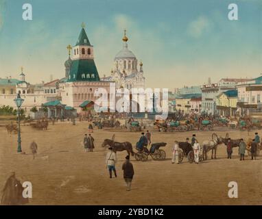 Porte Sainte, Kremlin, Moscou, vers 1860-1880. Vue donnant sur une place publique vers la porte Sainte du Kremlin. Il y a une grande fontaine au centre de la place. Des chariots tirés par des chevaux portant des tonneaux sont arrêtés sur les côtés de la fontaine. Les autocars et les piétons traversent la place. Banque D'Images