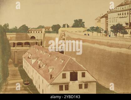 Vue depuis les Waterworks jusqu'au Powder Magazine et les ponts de l'ancienne et de la nouvelle K&#xe4;rntnertor Gates, 1858. Un long bâtiment avec des fenêtres à volets à la base d'un haut mur. Trois hommes sont debout au bord du mur regardant dehors. Il y a deux ponts arqués au-delà du long bâtiment. Banque D'Images