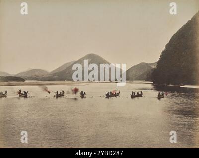 Pêche de nuit (Gifu), 1875-1897. Pêche au cormoran sur la rivière Nagara à Gifu. Un certain nombre de personnes sont à bord de sept petits bateaux dans l'eau, dont certains ont un feu attaché à l'avant des bateaux. Certains cormorans peuvent également être vus à côté des bateaux. Banque D'Images