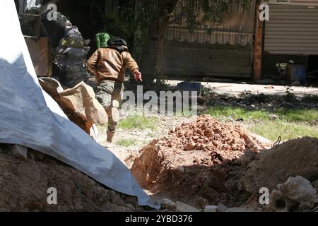 Un membre de l'Armée de Syrie libre combat dans la bataille acharnée dans le quartier d'Alep de Sheikh Maksoud. Les Forces démocratiques syriennes et l’Armée rebelle alliée de la région d’Al-Castelo ont pris d’assaut la seule route ouverte vers Alep il y a deux jours, afin d’encercler la ville. Cependant, l'Armée syrienne libre et Ahrar as-Sham ont repoussé l'attaque dans une bataille extrêmement lourde pour empêcher le siège d'Alep. Dans le processus, l'Armée syrienne libre et Ahrar as-Sham sont passés d'une défense à une stratégie d'attaque et de progrès dans la région. Ils ont également pris le contrôle d'un certain nombre de blocs et de bâtiments pour l'accommodation Banque D'Images