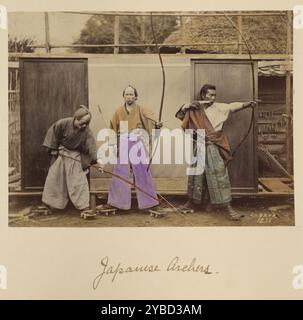Archers japonais, vers 1873-1883. Trois hommes debout avec des arcs longs. Banque D'Images