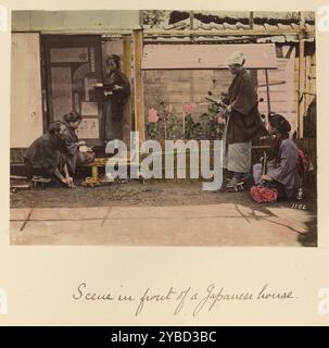 Scène devant une maison japonaise, vers 1873-1883. Des gens assis à l'extérieur d'une maison, à côté d'un lit de plantes. Banque D'Images