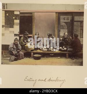 Manger et boire, vers 1873-1883. Cinq femmes et un homme assis sur le sol et mangeant dans des plateaux. Banque D'Images