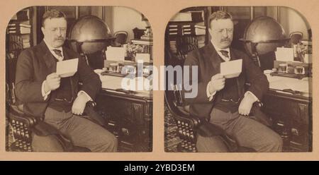 Le président Theodore Roosevelt à son bureau à la Maison Blanche, Washington, D.C. (États-Unis), 1903. Banque D'Images