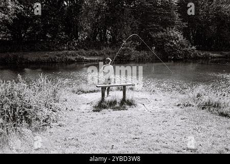 Meon Springs, pêche à la truite, laine blanche, East Meon, Petersfield, Hampshire, Angleterre, Royaume-Uni. Banque D'Images