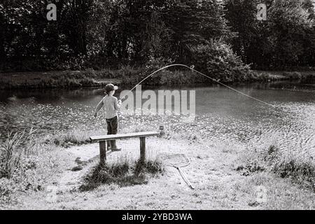 Meon Springs, pêche à la truite, laine blanche, East Meon, Petersfield, Hampshire, Angleterre, Royaume-Uni. Banque D'Images