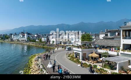 (241018) -- KUNMING, Oct. 18, 2024 (Xinhua) -- une photo de drone aérien prise le 14 avril 2024 montre des touristes s'amusant le long du lac Erhai dans la préfecture autonome de Dali Bai, dans la province du Yunnan, au sud-ouest de la Chine. Située à la frontière sud-ouest de la Chine, la province du Yunnan possède neuf grands lacs de plateau dont le lac Dianchi, le lac Erhai, le lac Fuxian et le lac Lugu, etc Couvrant une superficie de 8 110 kilomètres carrés, le bassin de ces lacs de plateau abrite plus de 7 millions de personnes. Jusqu'à présent, les neuf lacs plateau de la province ont vu la qualité de l'eau s'améliorer dans un milieu écologique continu Banque D'Images