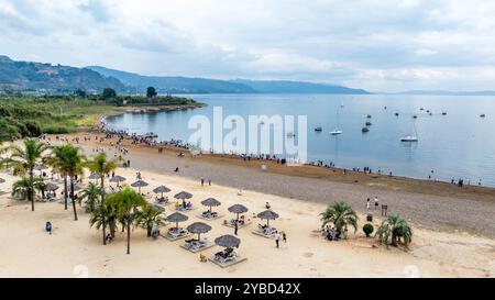 (241018) -- KUNMING, Oct. 18, 2024 (Xinhua) -- une photo de drone aérien prise le 5 Oct. 2024 montre des touristes s'amusant le long de la plage du lac Fuxian à Yuxi, dans la province du Yunnan du sud-ouest de la Chine. Située à la frontière sud-ouest de la Chine, la province du Yunnan possède neuf grands lacs de plateau dont le lac Dianchi, le lac Erhai, le lac Fuxian et le lac Lugu, etc Couvrant une superficie de 8 110 kilomètres carrés, le bassin de ces lacs de plateau abrite plus de 7 millions de personnes. Jusqu'à présent, les neuf lacs plateau de la province ont vu la qualité de l'eau améliorée dans le cadre d'une restauration écologique continue eff Banque D'Images