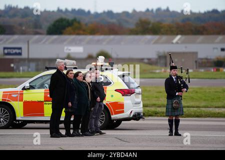 Les membres de la famille et le dirigeant par intérim de l'ALBA, Kenny MacAskill (à gauche), saluent le cercueil de l'ancien premier ministre d'Écosse Alex Salmond à l'aéroport d'Aberdeen, alors qu'il est rapatrié au Royaume-Uni après son décès samedi après-midi à l'Institute for Cultural Diplomacy Forum dans la ville balnéaire d'Ohrid en Macédoine du Nord. Date de la photo : vendredi 18 octobre 2024. Banque D'Images