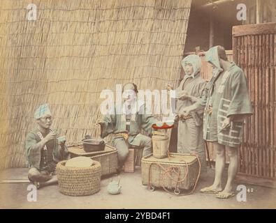 Coolies Wayside rafraîchissements, années 1870-1890s. Deux hommes assis et deux hommes debout, mangeant de la nourriture qui a été transportée dans des paniers en osier. Banque D'Images