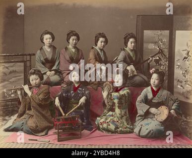 Jouer Samisen, Tsudzumi, Fuye et Taiko, années 1870-1890s. Groupe de huit jeunes femmes, dont six jouent d'instruments de musique. Banque D'Images