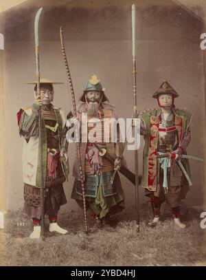 Samouraï en armure, années 1870-1890 Trois hommes habillés en guerriers samouraïs en armure traditionnelle, tenant des arcs longs. Banque D'Images