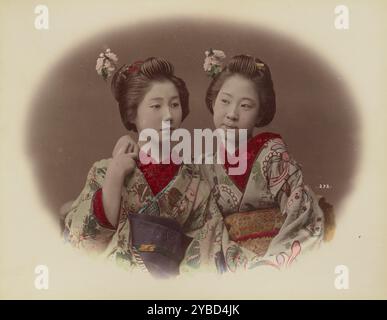 Jeunesse, années 1870-1890s. Portrait de deux filles dans des robes assorties. Le bras d'une fille repose sur l'épaule de l'autre fille. Banque D'Images