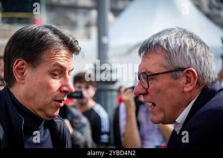 Rome, RM, Italie. 18 octobre 2024. Des milliers de travailleurs de l'automobile en grève se rassemblent à Rome, venus de toute l'Italie, pour participer à la marche organisée par les syndicats CGIL, CISL et UIL. Ils demandent au gouvernement italien une nouvelle politique industrielle pour relancer l’industrie automobile en crise, à partir de Stellantis. Les manifestants atteignent Piazza del Popolo. GIUSEPPE CONTE (leader du mouvement 5 étoiles) et MAURIZIO LANDINI (crédit image : © Marco Di Gianvito/ZUMA Press Wire) USAGE ÉDITORIAL SEULEMENT! Non destiné à UN USAGE commercial ! Banque D'Images