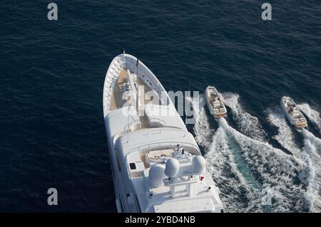 Photo aérienne en hélicoptère du superyacht Feadship Hurricane Run de 55 m en cours sur une mer bleue profonde. Banque D'Images