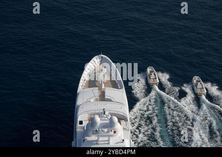 Photo aérienne en hélicoptère du superyacht Feadship Hurricane Run de 55 m en cours sur une mer bleue profonde. Banque D'Images