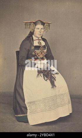 Brud fra vos. Femme en costume traditionnel norvégien, 1er juillet 1870. Banque D'Images