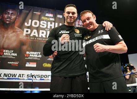 Cardiff, Royaume-Uni. Mar 28, 2018. Anthony Josué et Joesph Parker ; entraînement public Champion du Monde WBO et Nouvelle-zélande boxeur poids lourd Joseph Parker et formateur Kevin Barry lors d'une séance publique dans l'Action : Crédit Cardif Plus Sport/Alamy Live News Banque D'Images