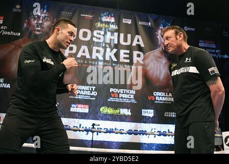 Cardiff, Royaume-Uni. Mar 28, 2018. Anthony Josué et Joesph Parker ; entraînement public Champion du Monde WBO et Nouvelle-zélande boxeur poids lourd Joseph Parker et formateur Kevin Barry lors d'une séance publique dans l'Action : Crédit Cardif Plus Sport/Alamy Live News Banque D'Images