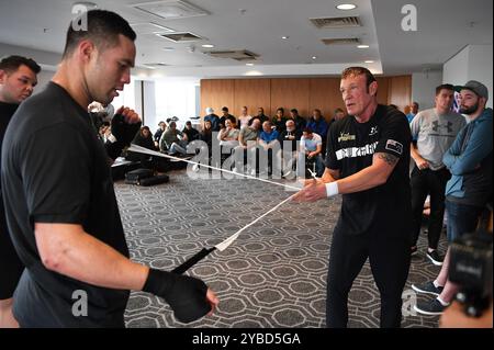 Cardiff, Royaume-Uni. Mar 29, 2018. World Heavyweight Champion WBO boxe de la Nouvelle-Zélande Joseph Parker avec son entraîneur Kevin Barry lors d'un entraînement léger à son hôtel à Cardiff, Pays de Galles, en avance sur son titre mondial lutte contre l'Angleterre Anthony Josué : Action Crédit Plus Sport/Alamy Live News Banque D'Images