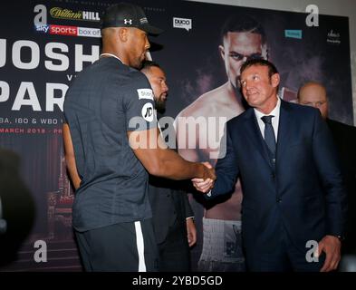 Londres, Royaume-Uni. 16 janvier, 2018. Anthony Joshua avec Kevin Barry le formateur de Parker. Joseph Parker et Anthony Josué lutte conférence de presse, Dorchester Hotel, Londres ; Crédit : Action Plus Sport/Alamy Live News Banque D'Images