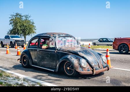 Gulfport, MS - 03 octobre 2023 : vue d'angle avant en perspective d'une Volkswagen Beetle coupé 1969 lors d'un salon automobile local. Banque D'Images