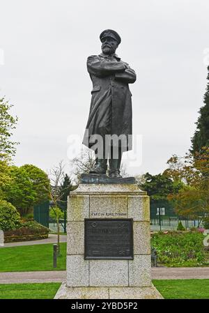 Statue du commandant Edward Smith, capitaine du RMS Titanic, par Kathleen Scott. Beacon Park, Lichfield, Staffordshire, West Midlands, Angleterre, ROYAUME-UNI Banque D'Images