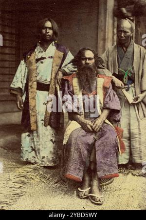 Aino sic Chiefs, 1866-1867. Trois hommes, deux debout et un assis. Banque D'Images