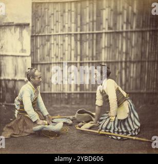 Escrimeurs, 1866-1867. Deux hommes agenouillés sur le sol avec des épées de bambou. Banque D'Images