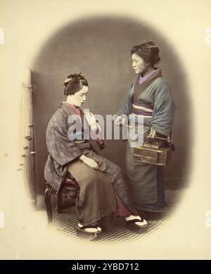 Young Lady, avec Pipe, 1866-1867. Femme assise avec une pipe et femme debout avec un kit de tabac. Banque D'Images